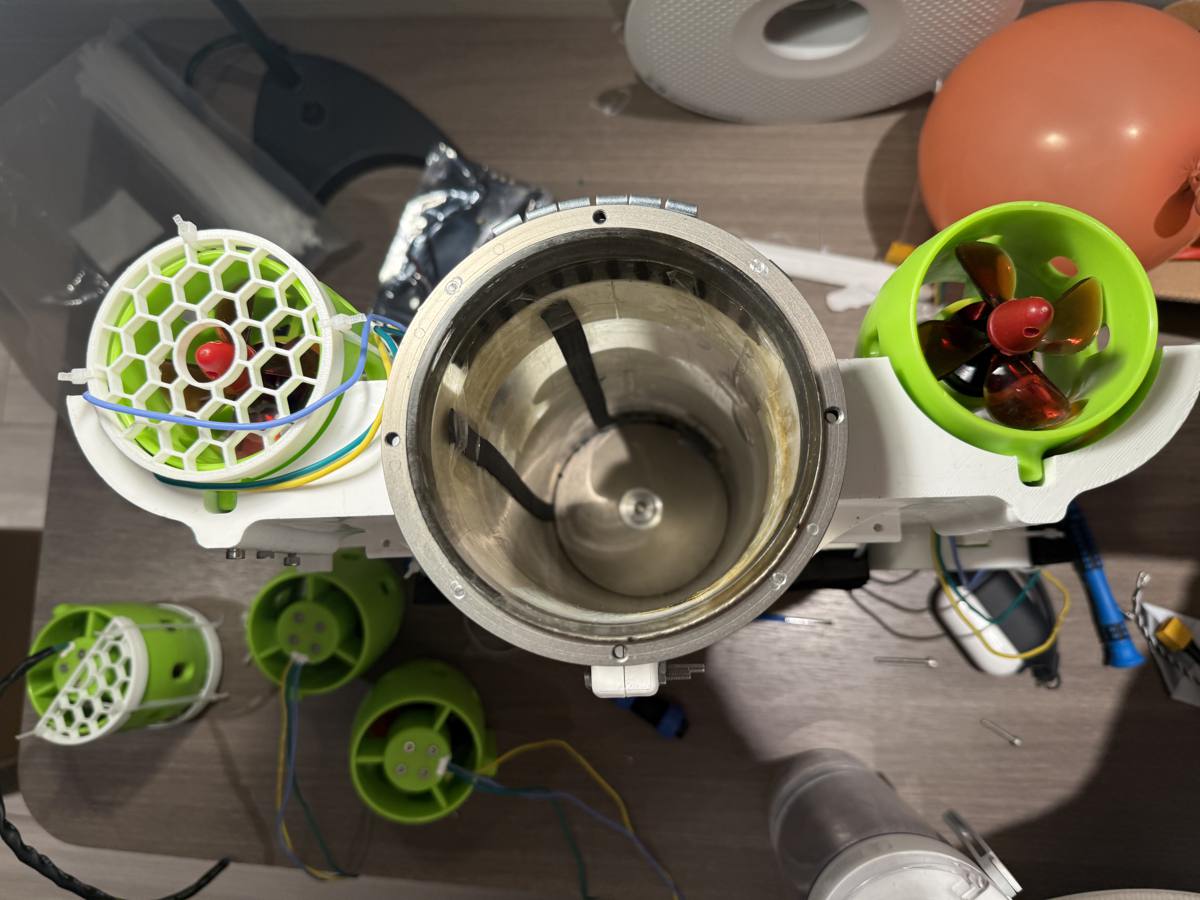 协会自制水下机器人俯视图：中间是密封舱，四周是绿色推进器